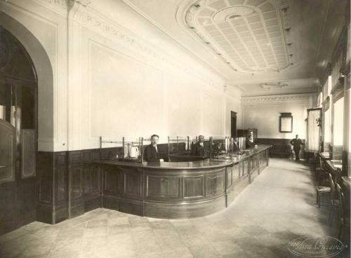 Ufficio Cambio del Credito Italiano - Piazza Cordusio Milano, 1914, CC BY-NC-ND