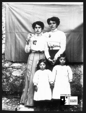 Toglia, G., Gruppo di due donne e due bambine, 1910 circa, Scansione da stampa fotografica (originale su lastra), CC BY-SA