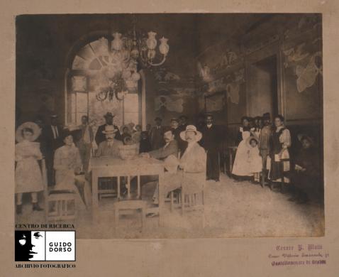 Mutti, Cesare Rodolfo, Terme di Castellammare di Stabia, seduti al tavolo da sinistra Maria Romano e Sabino Mottola (coll. Anzuoni), 1910 circa, Scansione da pellicola fotografica Kodak 6x6, CC BY-SA