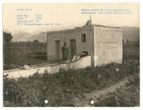 Costruzione di pozzi per l'irrigazione dei campi . Scafati, 1928, CC BY-SA