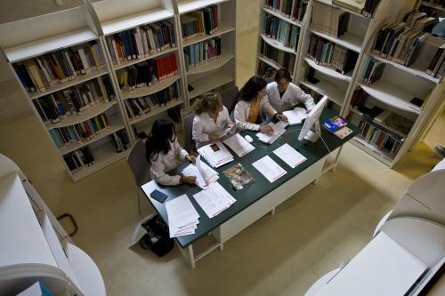 I restauratori del CCR durante una ricerca in Biblioteca, CC BY-SA
