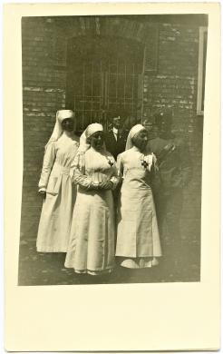 Crocerossine a Bologna: tra loro Maria Zanetti, post 1915, Gelatina ai sali d'argento su carta, CC BY-NC-SA