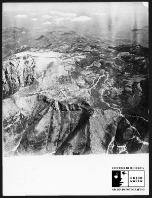 Anonimo, Monte Terminio, veduta aerea (coll. EPT), 1970 circa, Stampa su carta fotografica, CC BY-SA