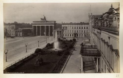 Fotografo non identificato, "Berlino, Porta di Brandeburgo", fine XIX secolo, stampa all'albumina, inv. VBG 2/23, CC BY-SA