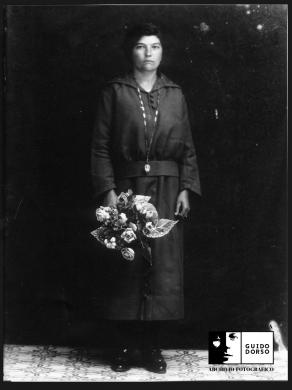 Toglia, G., Ritratto di donna di Calitri con bouquet, 1900 circa, Scansione da stampa fotografica (originale su lastra), CC BY-SA