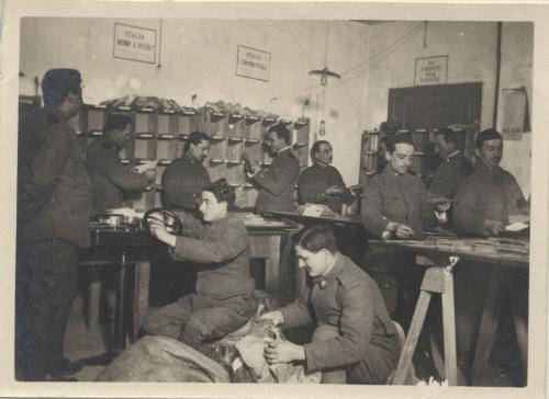 Interno ufficio posta militare, post 1915, CC BY-SA