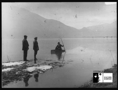 Anonimo, La piena del Lago Dragone di Volturara Irpina (Coll. EPT), 1910 circa, Stampa su carta fotografica, CC BY-SA