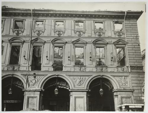 Piazza San Carlo, facciata del Palazzo Renaud di Faliçon dopo le incursioni aeree del luglio 1943, seconda metà del XX secolo secolo, stampa su carta alla gelatina ai sali d'argento, CC BY-NC-ND