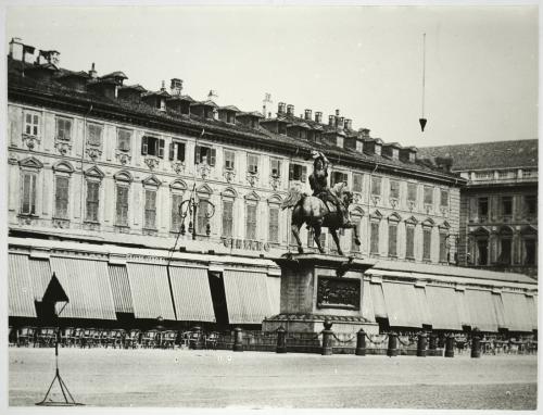 Piazza San Carlo, veduta del Palazzo Renaud di Faliçon e del monumento a Emanuele Filiberto, seconda metà del XX secolo secolo, stampa su carta alla gelatina ai sali d'argento, CC BY-NC-ND