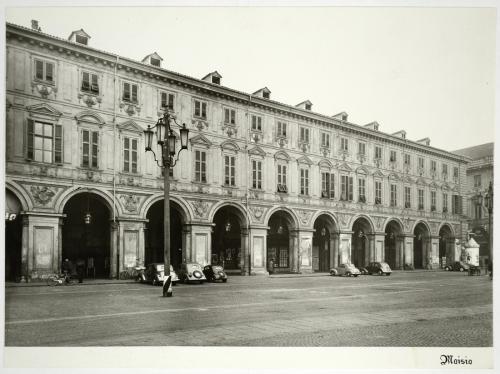 Foto Moisio, Piazza San Carlo, veduta del Palazzo Renaud di Faliçon, post 1943, stampa su carta alla gelatina ai sali d'argento, CC BY-NC-ND
