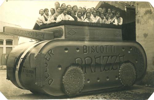 Carro mascherato realizzato dalle maestranze del biscottificio Delser, CC BY-SA