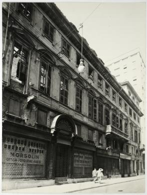 Publifoto, Palazzo Renaud de Faliçon sul lato di Via Santa Teresa dopo le incursioni aeree del 1943, 1950 circa, stampa su carta alla gelatina ai sali d'argento, CC BY-NC-ND