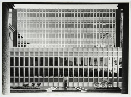 Laboratorio Fotografico Rampazzi, Stabile di piazza San Carlo dopo la ristrutturazione: cortile esterno con manica in vetro e acciaio, post 1963, stampa su carta alla gelatina ai sali d'argento, CC BY-NC-ND