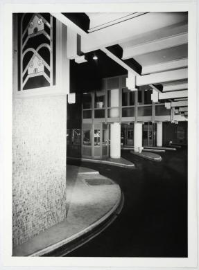 Laboratorio Fotografico Rampazzi, Stabile di piazza San Carlo dopo la ristrutturazione: drive-in bank, post 1963, stampa su carta alla gelatina ai sali d'argento, CC BY-NC-ND