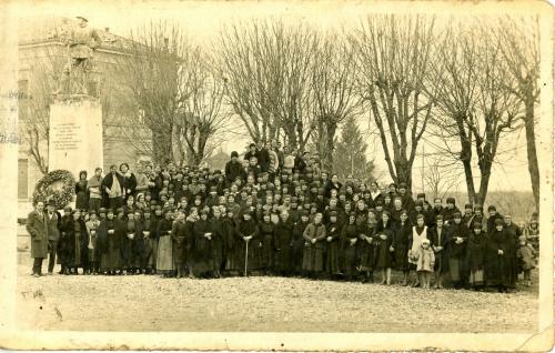 Foto di gruppo al femminile davanti al Monumento al Fante, CC BY-SA