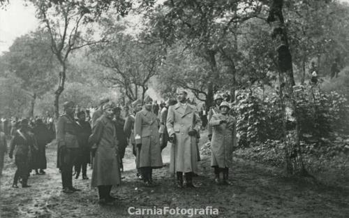 De Monte, Olinto, Seconda visita di Umberto di Savoia a Sutrio (UD), 1939 circa, Gelatina ai sali d'argento/ cartolina postale, CC BY-NC De Monte, Olinto, Seconda visita di Umberto di Savoia a Sutrio (UD), 1939 circa, Gelatina ai sali d'argento/ cartolina postale, CC BY-NC