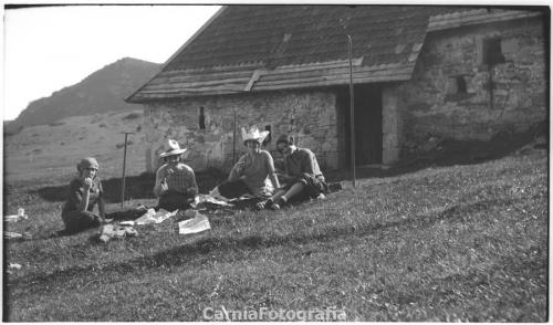 Schiava, Giuseppe, Ritratto di quattro ragazze, Sutrio (UD), 1940 circa, Gelatina bromuro d'argento/ pellicola, CC BY-NC-SA Schiava, Giuseppe, Ritratto di quattro ragazze, Sutrio (UD), 1940 circa, Gelatina bromuro d'argento/ pellicola, CC BY-NC-SA