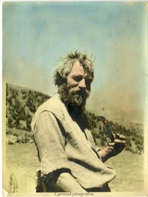 Anonimo, L'Ors di Pani, Raveo (UD), 1950 circa, Gelatina ai sali d'argento/ carta, colorata a mano, CC BY-NC Anonimo, L'Ors di Pani, Raveo (UD), 1950 circa, Gelatina ai sali d'argento/ carta, colorata a mano, CC BY-NC