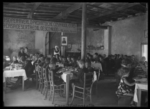 Antonelli, Umberto, Ritratto di gruppo presso la colonia elioterapica a Enemonzo (UD), ante 1938, Gelatina bromuro d'argento/ vetro, CC BY-NC Antonelli, Umberto, Ritratto di gruppo presso la colonia elioterapica a Enemonzo (UD), ante 1938, Gelatina bromuro d'argento/ vetro, CC BY-NC