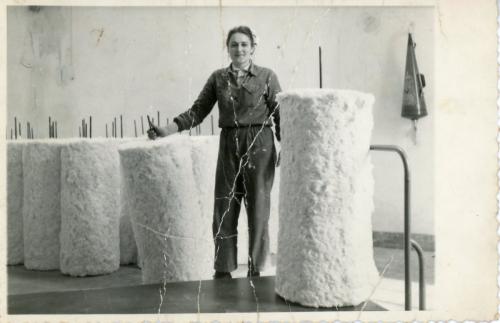 Operaia al lavoro nel Cotonificio Udinese, CC BY-NC-SA