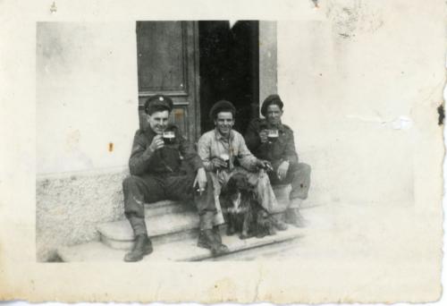 Soldati inglesi davanti alla portineria del Cotonificio Cormor, CC BY-SA