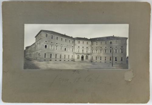 Pasta, Bernardo, Il palazzo dell'Educatorio Duchessa Isabella nell'attuale piazza Bernini, 1911, stampa su carta alla gelatina ai sali d'argento, CC BY-NC-ND