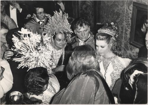 Bortoluzzi, Luigi, Venezia - 1960, Gruppo di attori in costume di scena, tra cui spiccano il profilo di Liz Taylor e il viso di Richard Burton - Fondo Borlui -, Stampa al bromuro d'argento/ carta, CC BY-SA