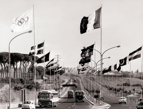 Publifoto, Roma. Via Olimpica. Aste tubolari portabandiera, 1960, gelatina bromuro d'argento, CC BY-NC-ND
