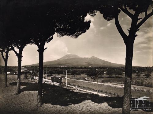 Foto Vasari, Ferrovia Circumvesuviana - Napoli. Linea vista dagli scavi di Pompei, 1933 circa, gelatina bromuro d'argento, CC BY-NC-ND