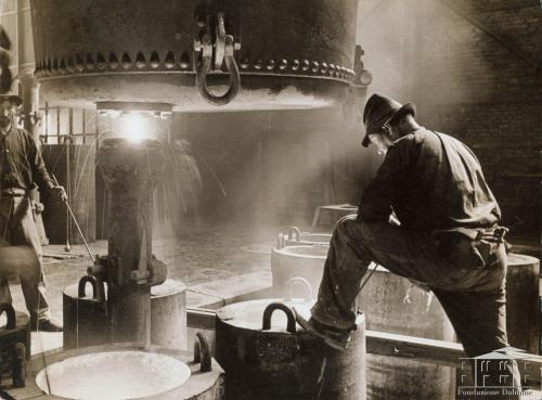 Stefani, Bruno per Studio Boggeri, Dalmine. Acciaieria. Colata in fossa, 1937, gelatina bromuro d'argento, CC BY-NC-ND