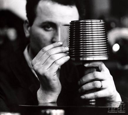 Mari, Edoardo, Dalmine. Reparto attrezzeria. Collaudo di un calibro, 1967 circa, gelatina bromuro d'argento, CC BY-NC-ND