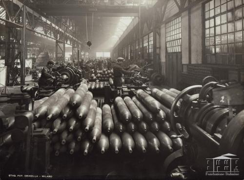 Stabilimento fotografico Crimella, Dalmine. Reparto bombole, 1942 circa, gelatina bromuro d'argento, CC BY-NC-ND