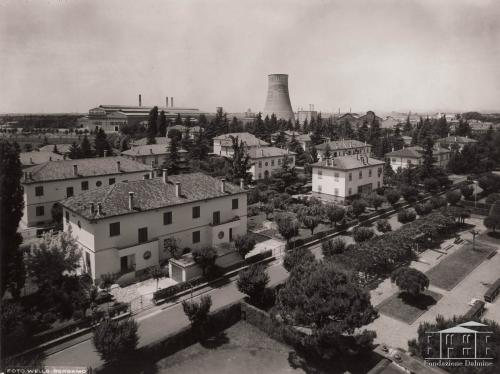 Foto Wells, Dalmine. Quartiere Leonardo Da Vinci, panoramica, 1956, gelatina bromuro d'argento, CC BY-NC-ND