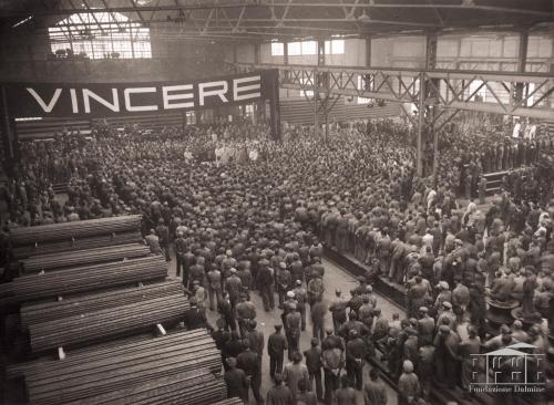 Studio fotografico Da Re, Dalmine. Adunata delle maestranze, 1942 circa, gelatina bromuro d'argento, CC BY-NC-ND