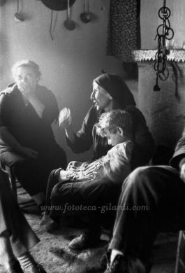 Gilardi, Ando, Bambino malato dal guaritore, 1957, Fotografia, CC BY-NC-ND