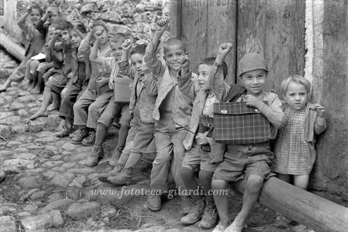 Gilardi, Ando, Bambini che salutano col pugno chiuso, 1954, Fotografia, CC BY-NC-ND