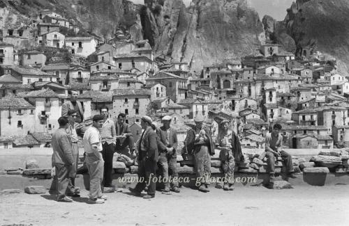 Gilardi, Ando, Castelmezzano: lavoratori in attesa di ingaggio, 1957, Fotografia, CC BY-NC-ND