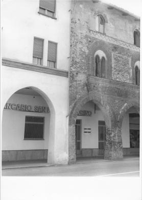 Foto - Ottica G. Ronco, Agenzia di Caramagna. Facciata esterna, 1960 circa, CC BY-NC-ND