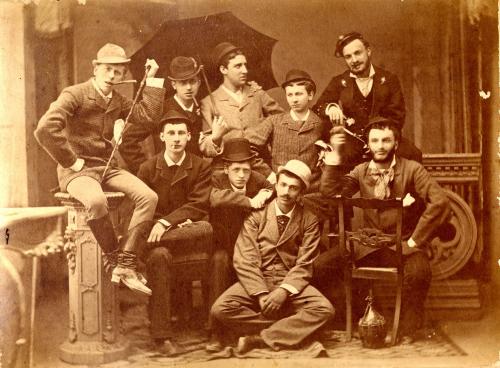 Anonimo, Gruppo di giovani. A destra in piedi Francesco Giusppe Tozzoni,  seduto il fratello Umberto Serristori - 1880 ca, albumina, CC BY-SA