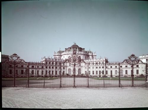 Palazzina di caccia di Stupinigi, veduta dell'edificio centrale, 1958 circa, gelatina ai sali d'argento su pellicola, fotocolor, CC BY-NC-ND