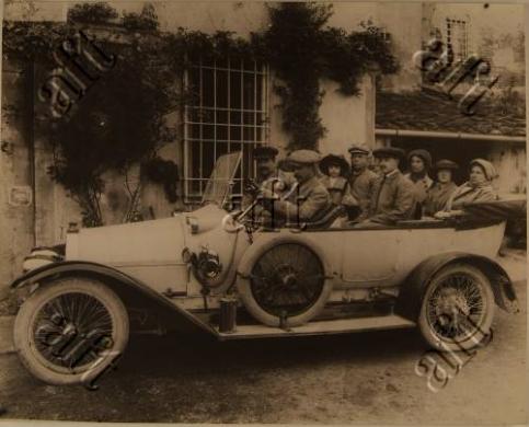 Coppi, Domenico (1869/ 1939), Persone a bordo di una macchina, 1920 circa, gelatina/ carta, CC BY-NC-ND