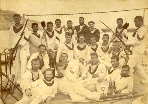 Anonimo, Marinai dell'equipaggio della Vettor Pisani. 1882 ca, albumina, CC BY-SA