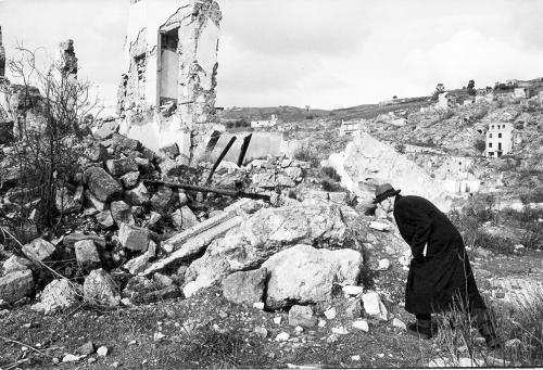 Jodice, Mimmo, L'artista Joseph Beuys ai Ruderi di Gibellina-1981, 1981, CC BY-SA