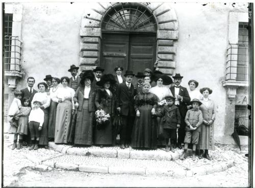 Filippo Rocci (Fara Sabina, 1881 – Rieti, 1965), Nozze Blasi – Calvesi, davanti a Palazzo Manfredi, 1912 circa, negativo, CC BY-SA