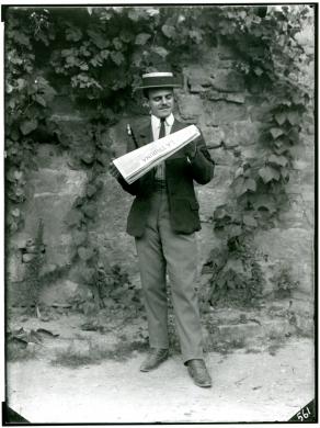 Filippo Rocci (Fara Sabina, 1881 – Rieti, 1965), Autoritratto con "La Tribuna", 1909 circa, negativo, CC BY-SA