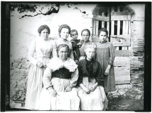 Filippo Rocci (Fara Sabina, 1881 – Rieti, 1965), Gruppo di popolani all'ingresso di una rimessa, 1910 circa, negativo, CC BY-SA