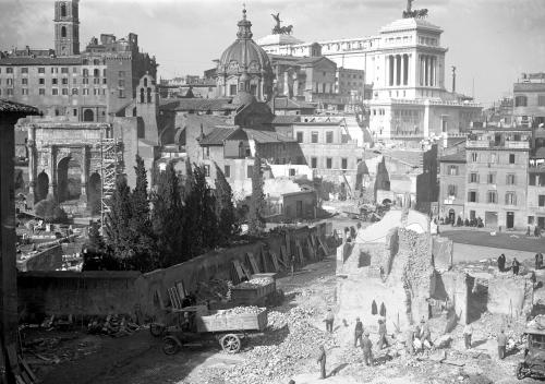 © Istituto LUCE, Operai, colti dall'alto, al lavoro presso un edificio in via di demolizione nel quartiere Alessandrino, 17/02/1932, Gelatina bromuro d'argento (Ngativo 13x18 cm. in vetro), CC BY-NC-ND