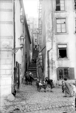 Donne e bambini in una via del ghetto, Varsavia  1925, CC BY-SA