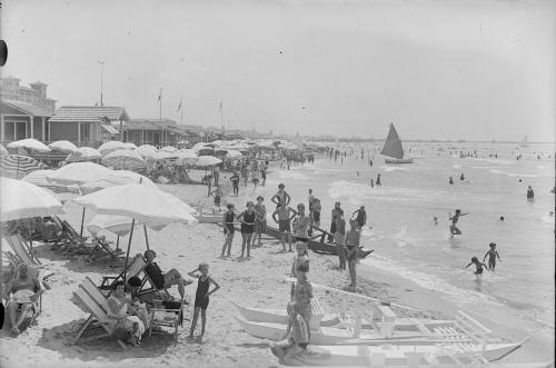 Spiaggia con bagnanti, 1925, CC BY-SA