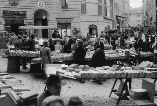 Bancarelle di libri usati in piazza Campo de' Fiori, Roma 1919, CC BY-SA